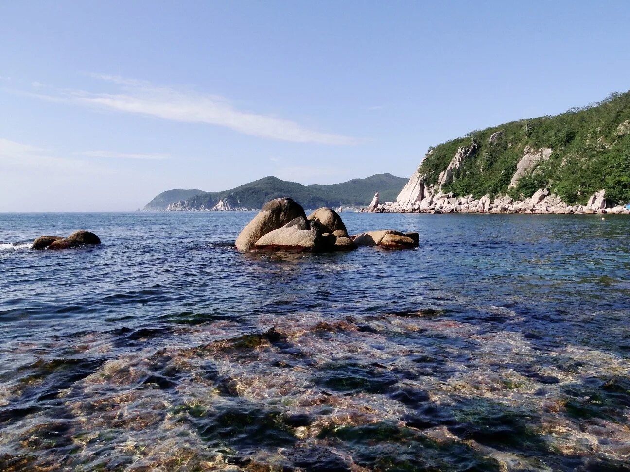 Остров большой камень. Бухта большой камень. Бухта Окуневая Приморский край. Бухта малая Окуневая Приморский край. Большой камень Приморье.