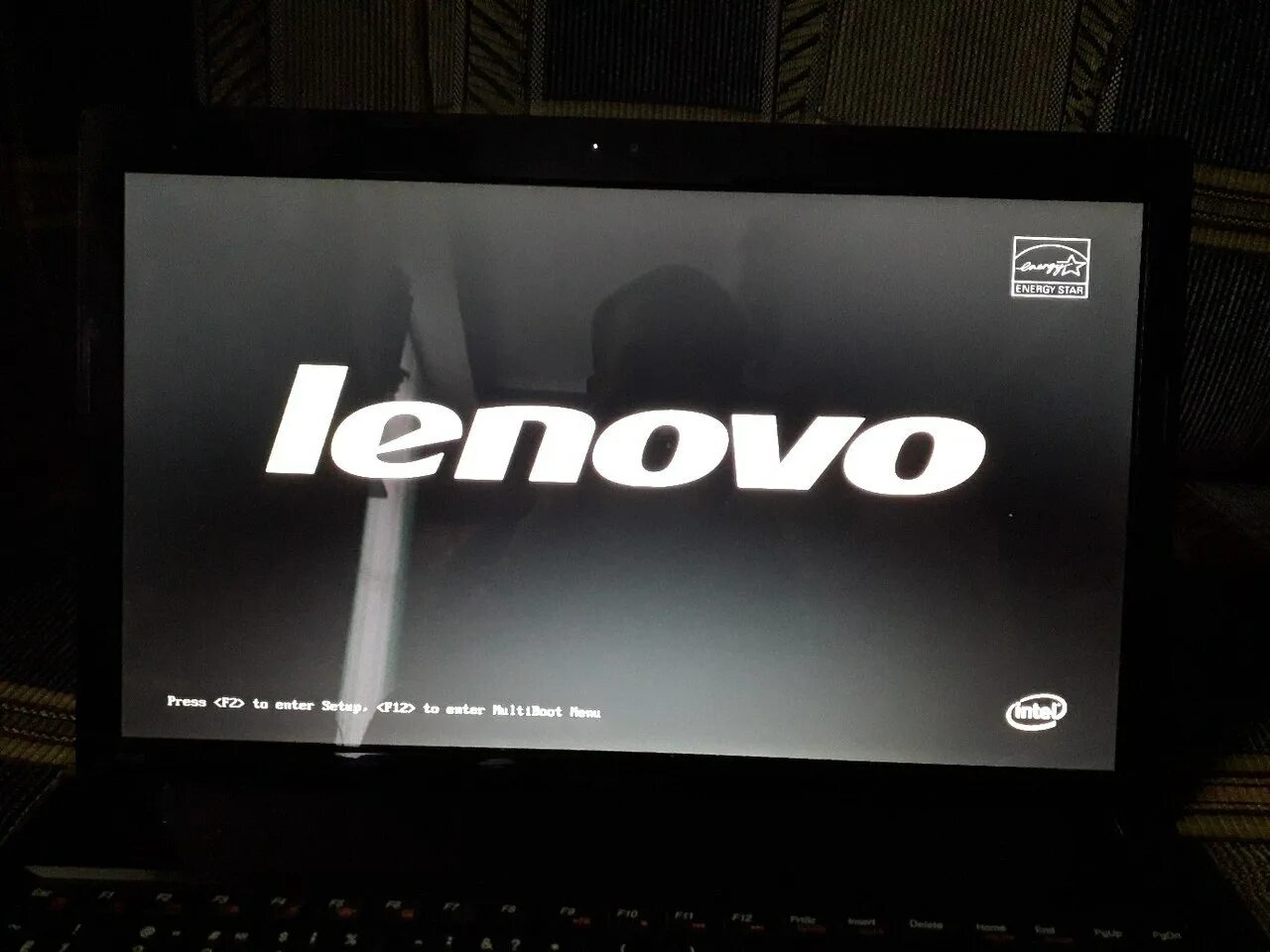 Завис ноутбук леново. Леново экран загрузки. Загрузочный экран Lenovo. Lenovo загрузка компьютера. Запуск леново.