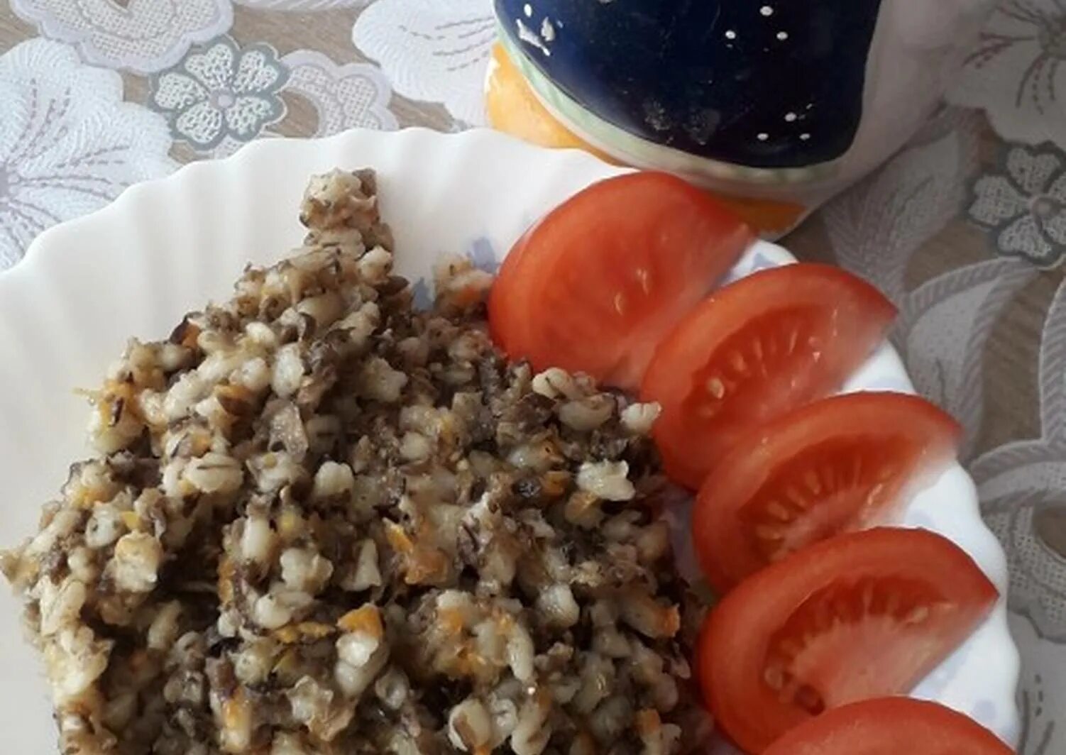 перловка с грибами и луком и морковью в духовке. ризотто из полбы. перловка с грибами в духовке. перловая каша с грибами в духовке. каша перловая с грибами в духовке.