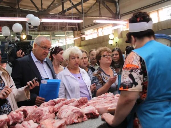 Саратовский продуктовый рынок. Ярмарка город Энгельс. Сельхоз рынок Энгельс. Рынок на Покровке.