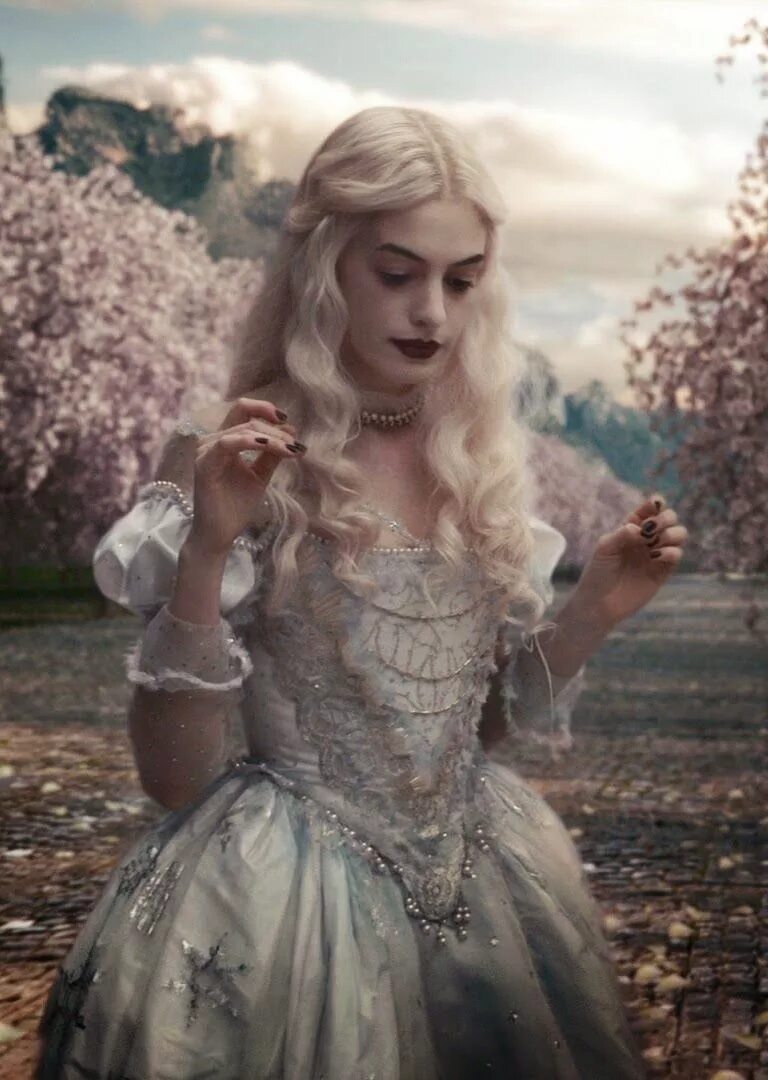 Принцесса чудес. Энн Хэтэуэй белая Королева. Белая Королева Алиса в стране чудес. Энн Хэтэуэй белая Королева в Зазеркалье. Алиса в стране чудес эн Хэтуэй.