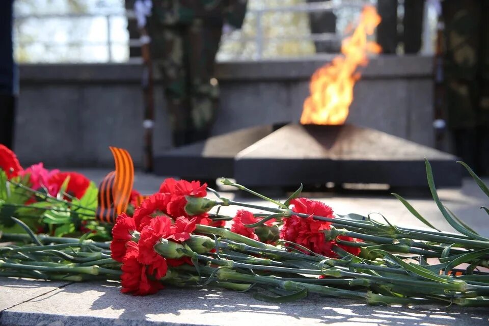 Вечный огонь Видное. Вечный огонь в Курске мемориал. Возложение цветов к Вечному огню.