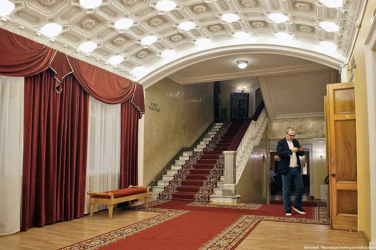 Театр современник дворец на яузе. Ткз дворец на яузе зал. Дворец на яузе сцена. Дворец на яузе. Театр на малой бронной зал.