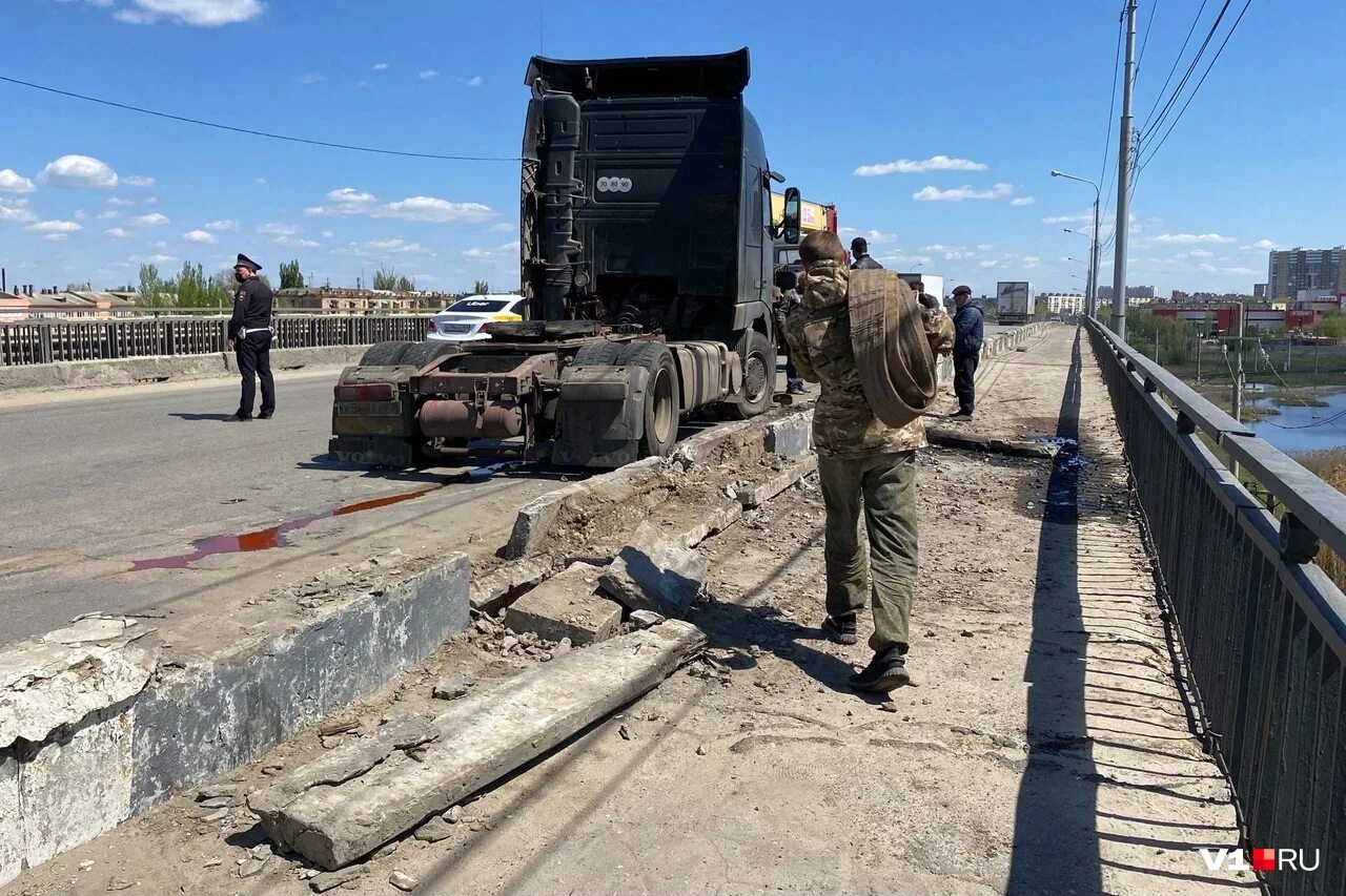 Волгоградское чп. Сарептский мост Волгоград Красноармейский район. Фура с моста Волгоград. Авария Волгоград Красноармейский район.