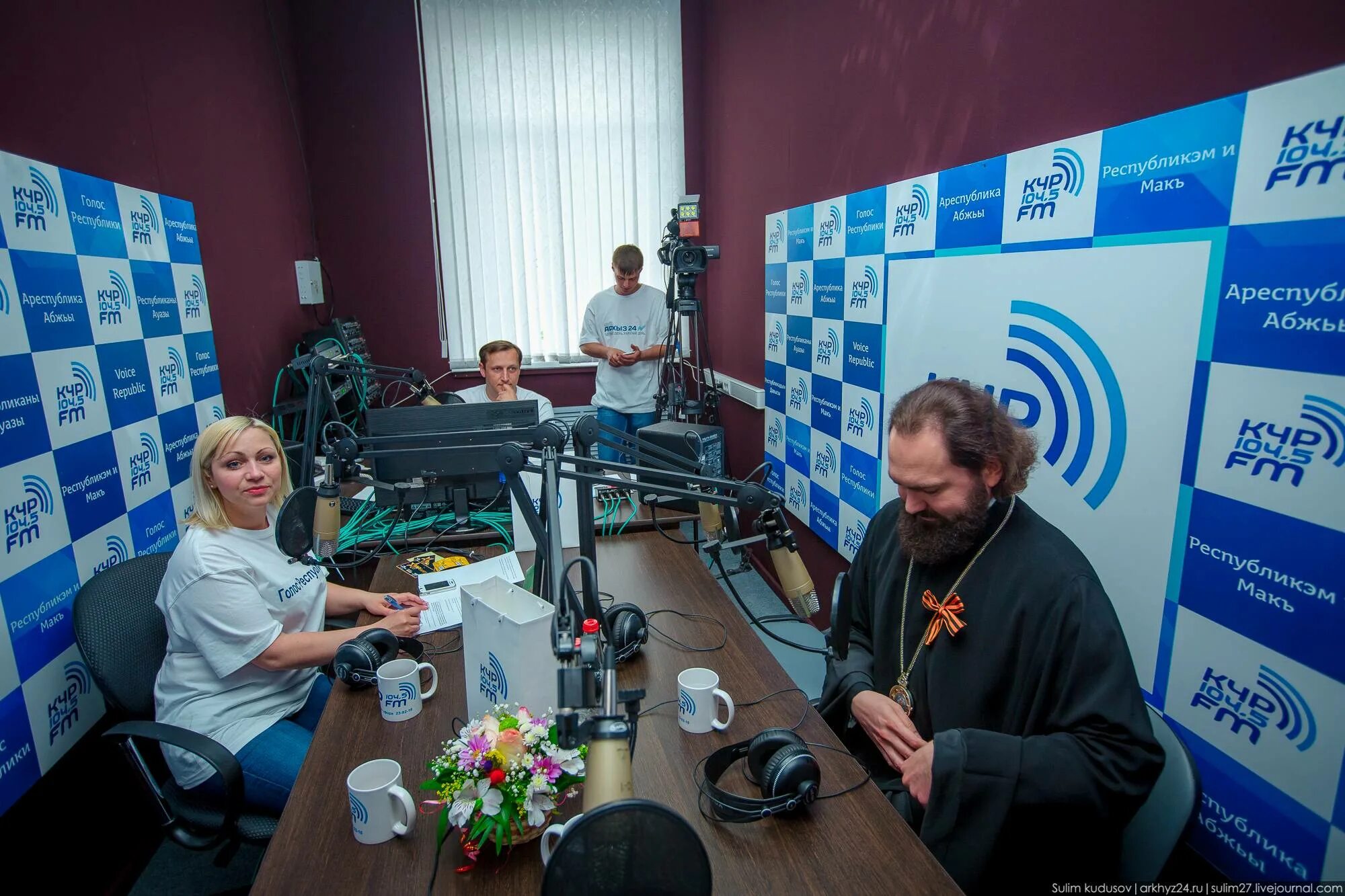 Развлекательные радиостанции. Архыз 24. Радио волна в кчр. Архыз 24 ведущая. Кчр фм.