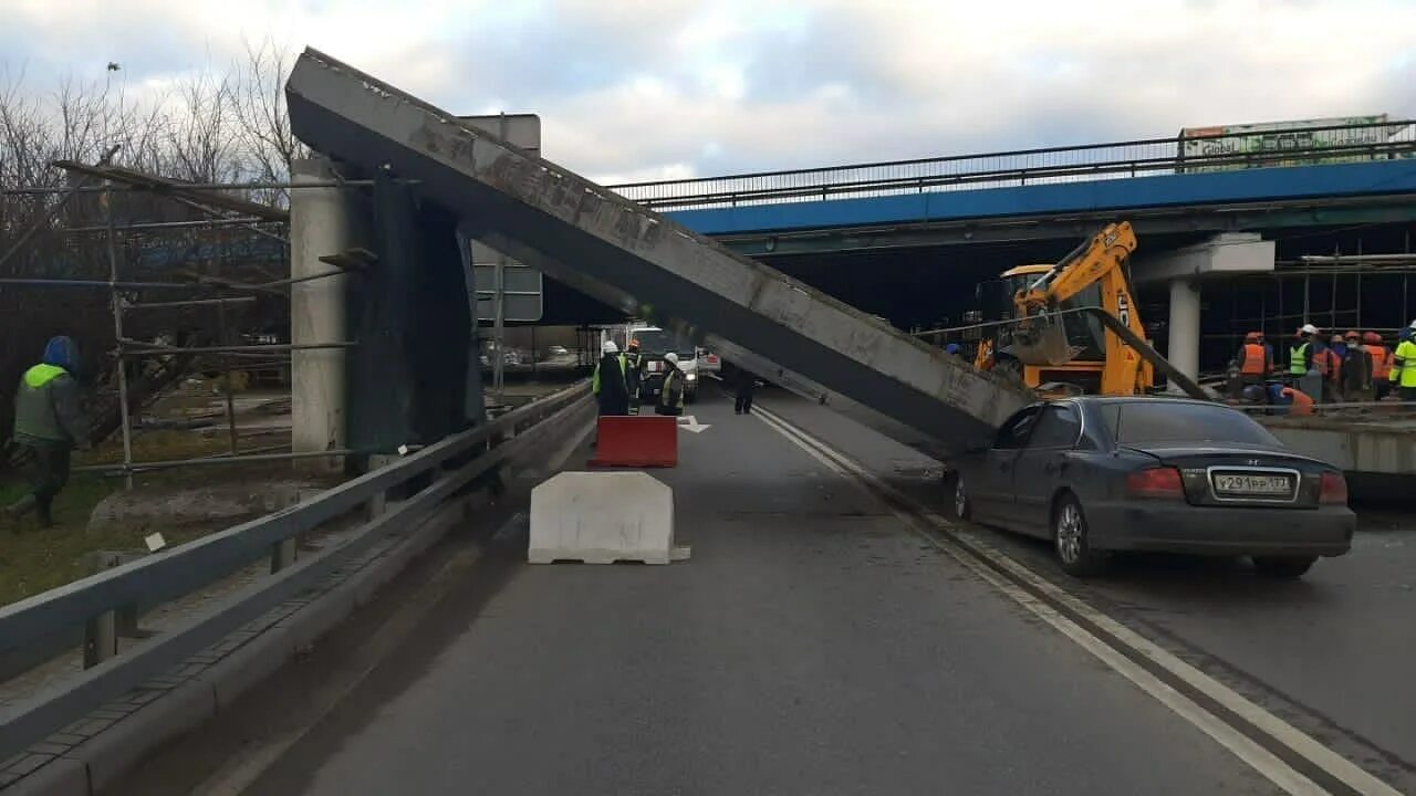 Причина чп. Обрушение моста в Москве на Рублевском шоссе.. Упала балка на Рублёвском шоссе. Обрушение балки моста Таганская. Упал мост в Москве.