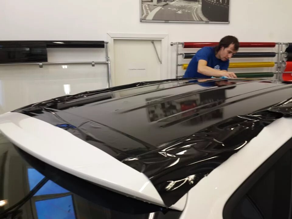 Винилография audi a5. Оклейка автомобиля пленкой. Поклеить крышу в черную пленку. Черный глянец пленка на авто. Поклеить крышу пленкой.