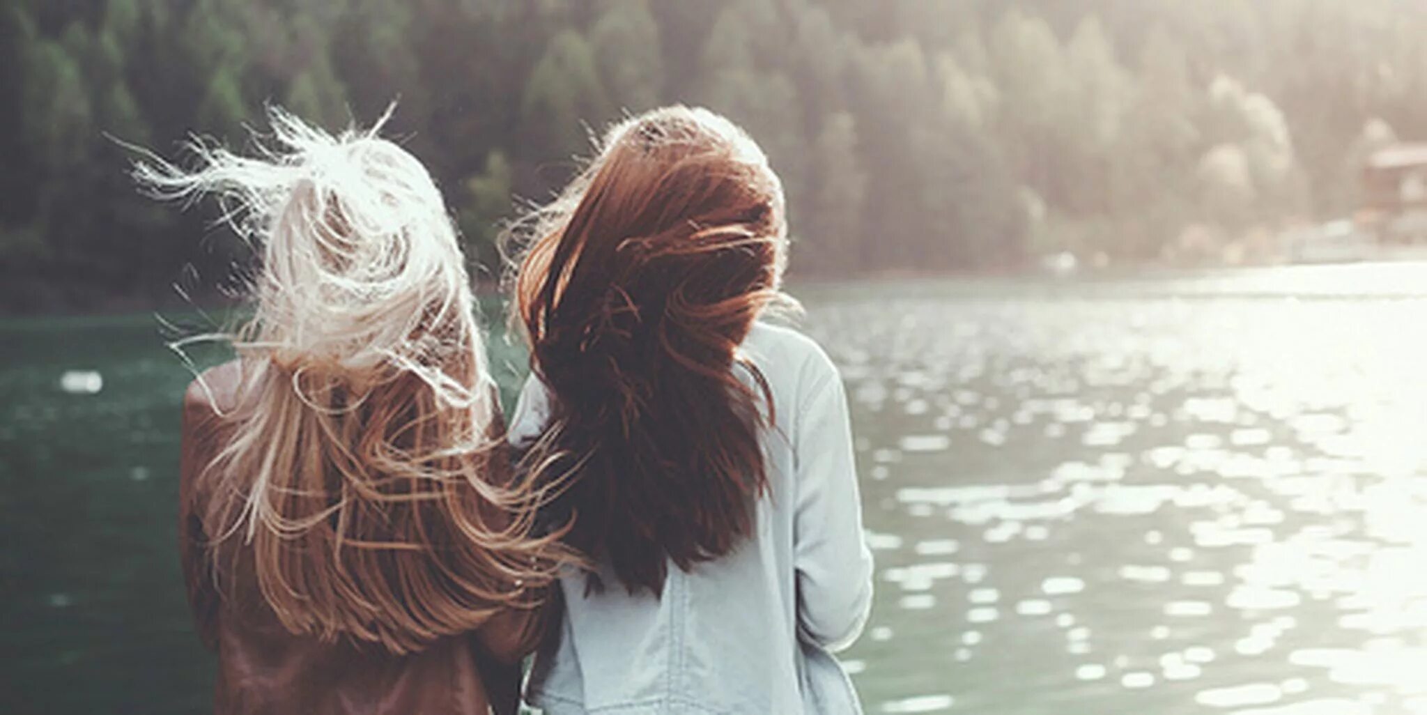 Подруги вместе. Подруги со спины. Четыре подруги. Сестры со спины. Две девушки одна коса.