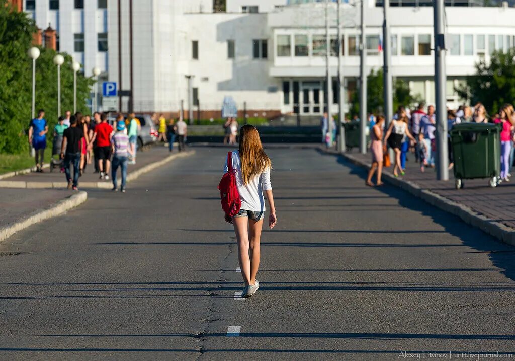 Девушка идет по улице. Ходьба по городу. Девушка гуляет в городе. Девушка шагает по улице. Живу без одежды