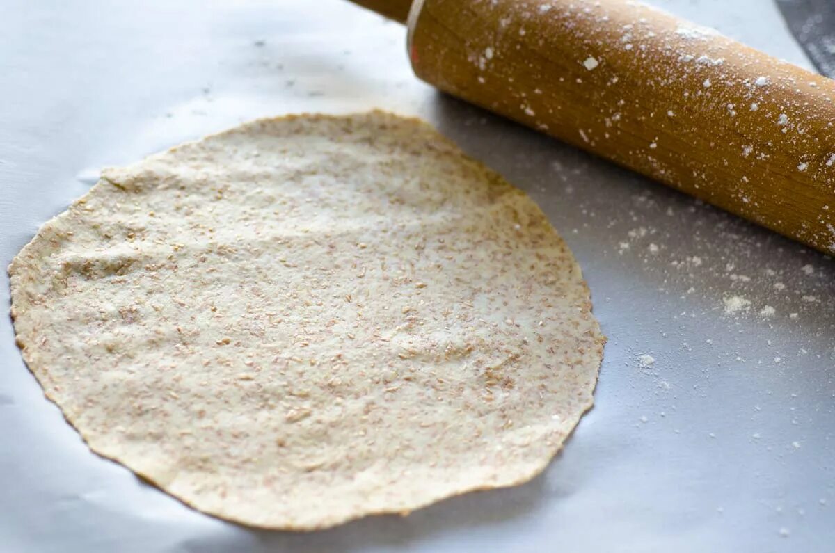 Тонкая лепешка из теста. Tortillas Мексиканские лепешки. Тесто для тортильи. Трубочки из лепешки Тортилья. Тортилья хлеб фото.