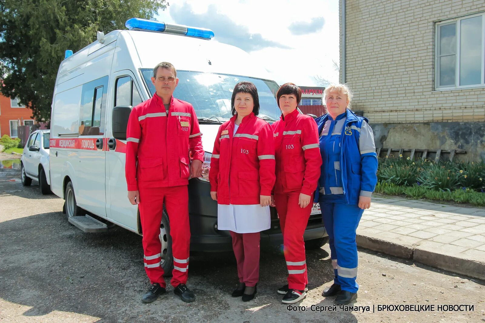 Скорая медицинская помощь. Работники скорой помощи. День работника скорой медицинской помощи. Работница скорой помощи.