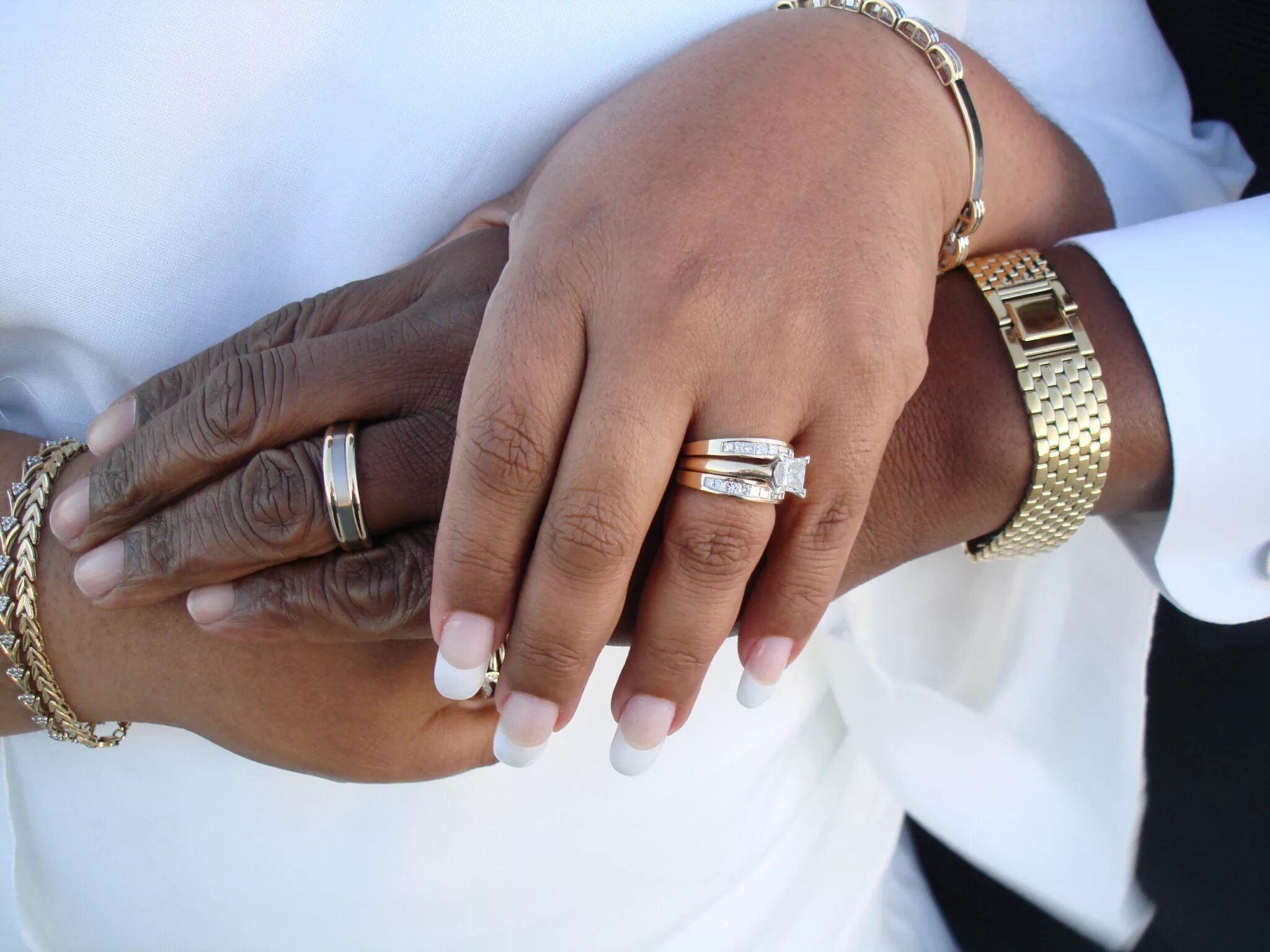 Кольцо замужества. Свадебные кольца на руках. Брак с иностранцем. Мужские обручальные кольца на руке. Современные обручальные кольца на руке.
