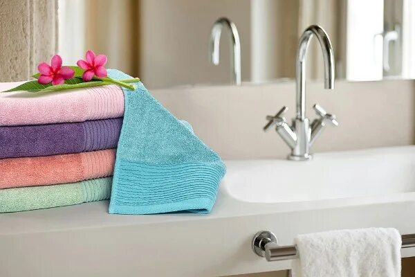 Нежные полотенца. Унисон полотенце махровое. Домашний текстиль махровые полотенца. Полотенца свежесть. Полотенца махровые в ванную комнату на пол.