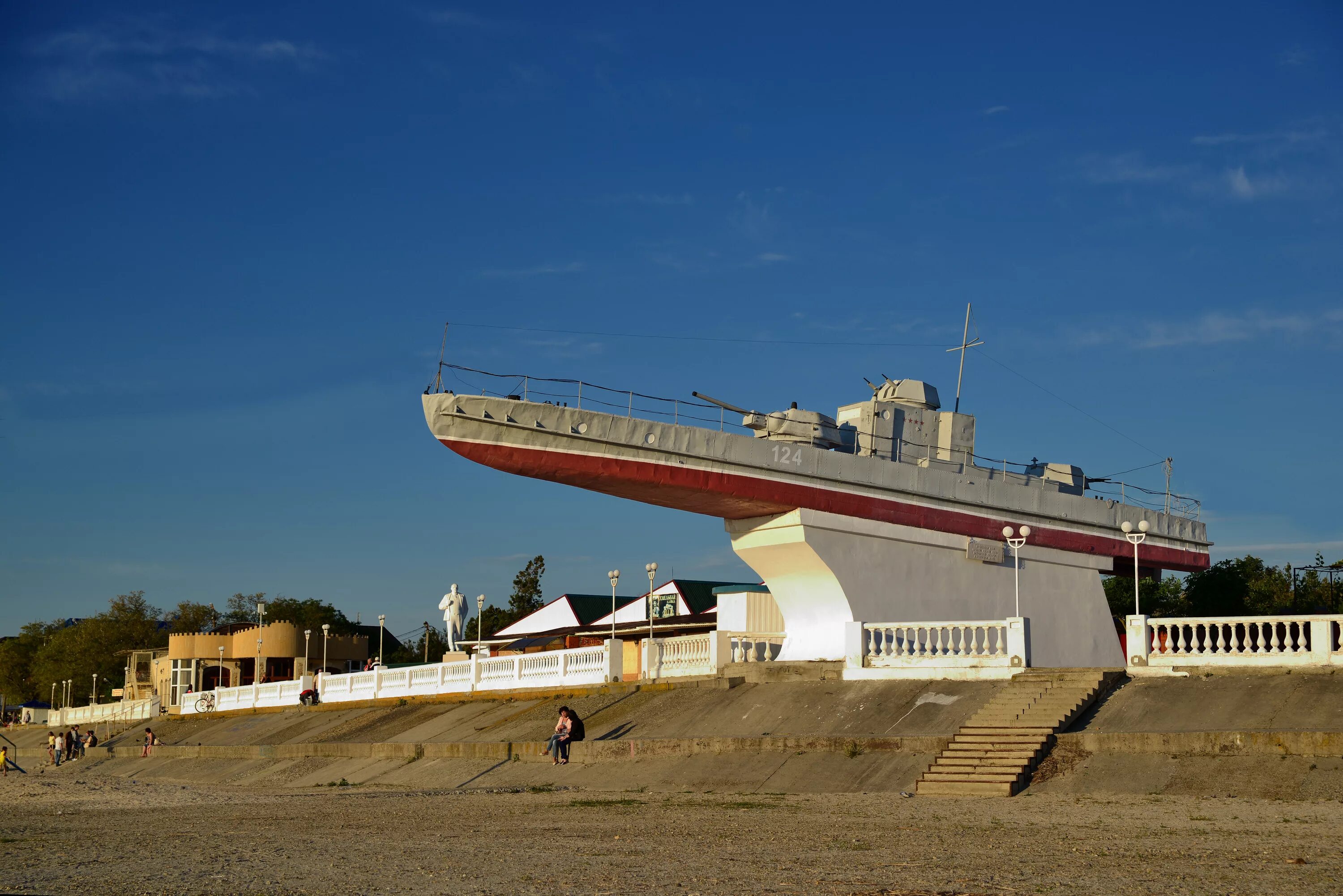 Приморско ахтарск 05.07 2025. Приморско-ахтарск памятник морякам азовской флотилии. приморско-ахтарск корабль. бронекатер приморско ахтарск. бронекатер 124 приморско-ахтарск.
