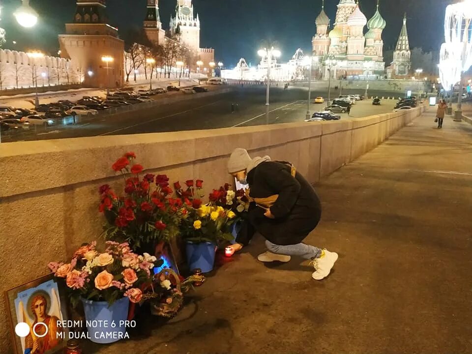 Вечер от 6.03 24. Немцов мост значок. Мост Немцова пешеходный. Картина последняя ночь Немцова.