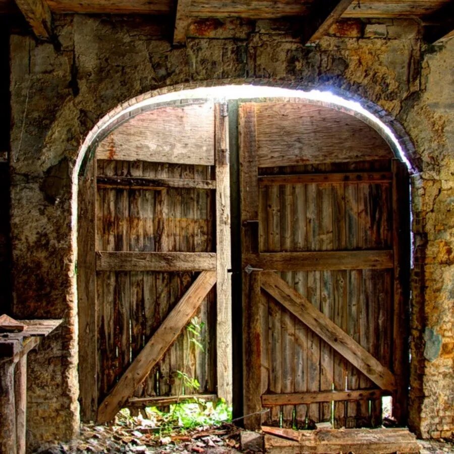 Старинные ворота. Старинная дверь. Старая деревянная дверь. Деревянные ворота.