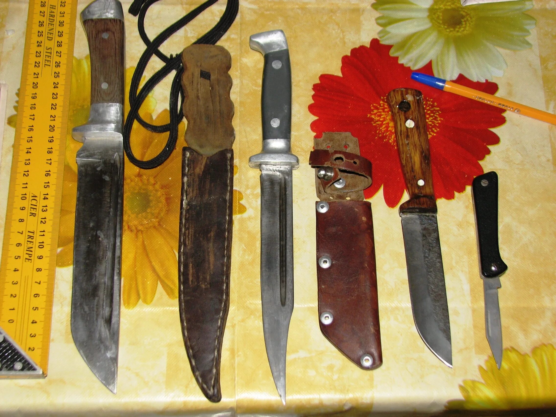 Молодые ножи сколько дают. Нож из уголка. Нож сакральный. Ножеман количество ножей. Коллекции ножеманов.