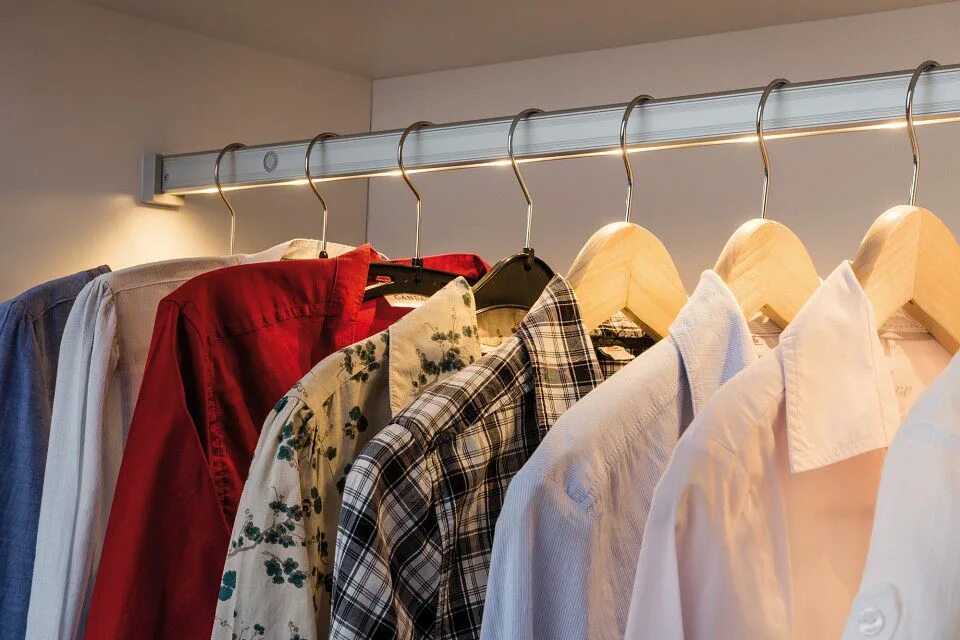 Raumplus гардеробная детали. Штанга с подсветкой hafele. Шкаф для одежды с подсветкой. Штанга с подсветкой макмарт. Штанги для одежды в гардеробную.