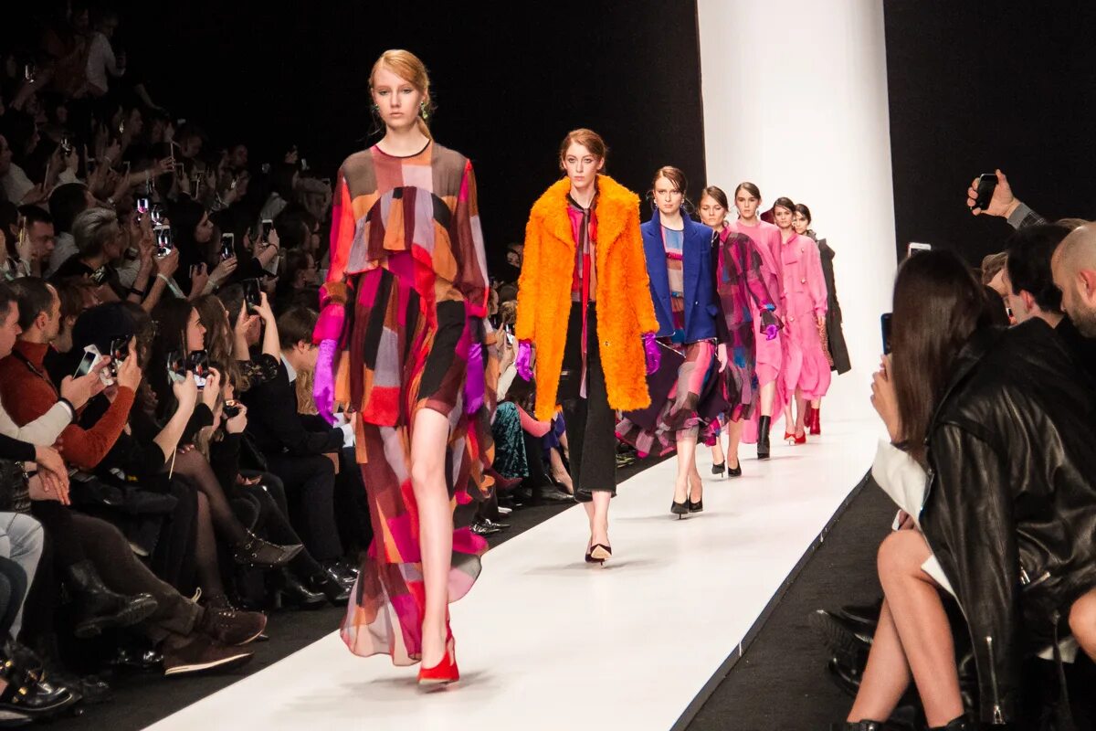 Включи показ где. Мерседес бенц fashion week. мерседес бенс фешен вик. показ mercedes-benz fashion week russia. неделя моды mercedes-benz fashion week russia.