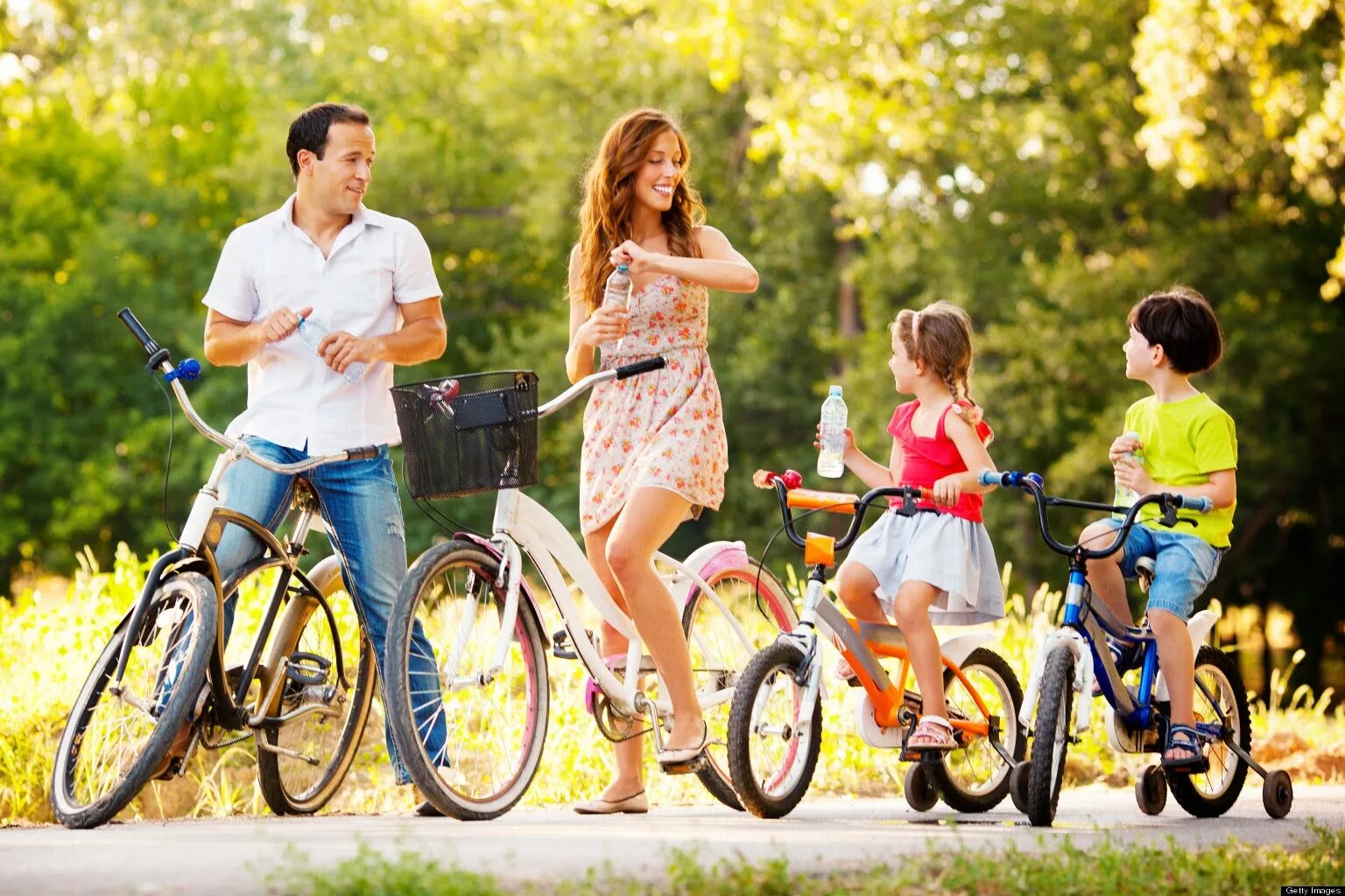 Выходные проводим вместе. Семья на прогулке. Семья на велосипедах. Дети на летней прогулке. Семейный досуг.
