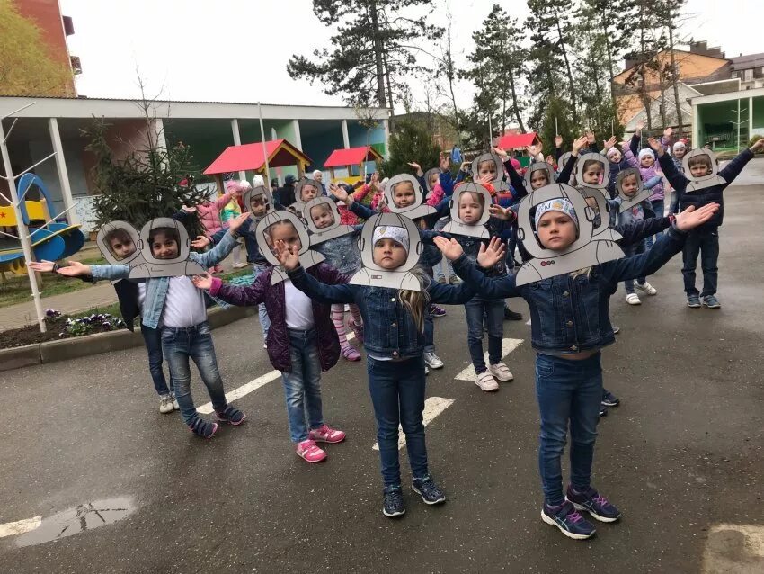 Флешмоб ко дню космонавтики в детском. Флешмоб ко Дню космонавтики в школе. Флешмоб ко Дню космонавтики в детском саду. Флешмоб на день космонавтики для детей. Флешмобе ко Дню космонавтики в детском саду.