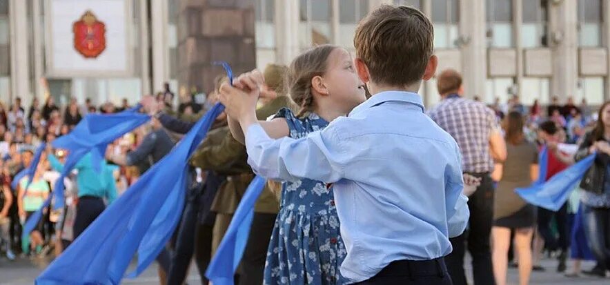 Танец песни синий платочек. Синий платочек вальс Победы. С днем Победы синий платочек. Синий платочек фотосессия. Картина танца синий платочек.