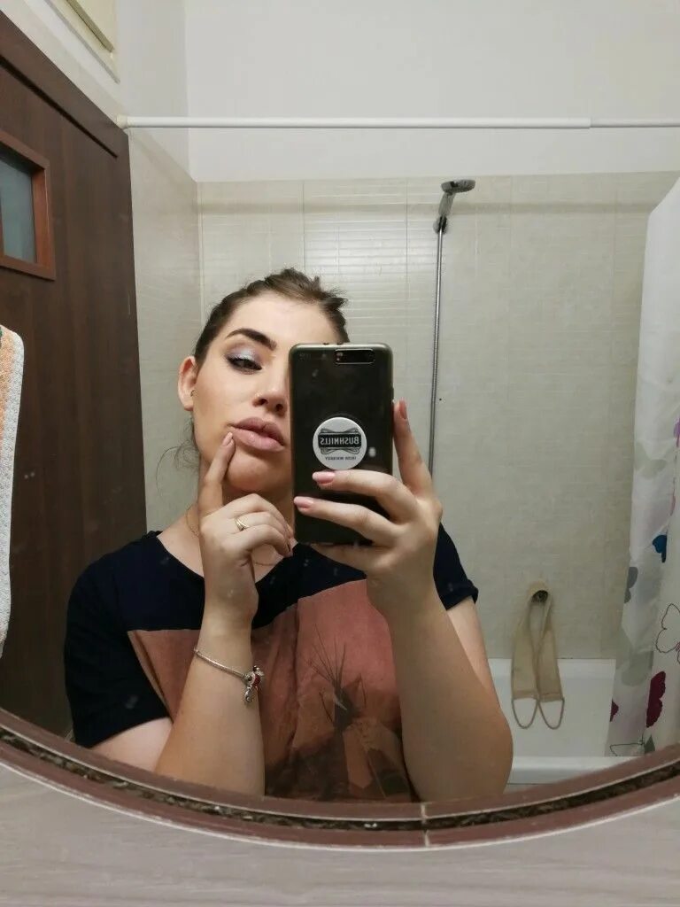 Фото девушек в ванной в зеркале