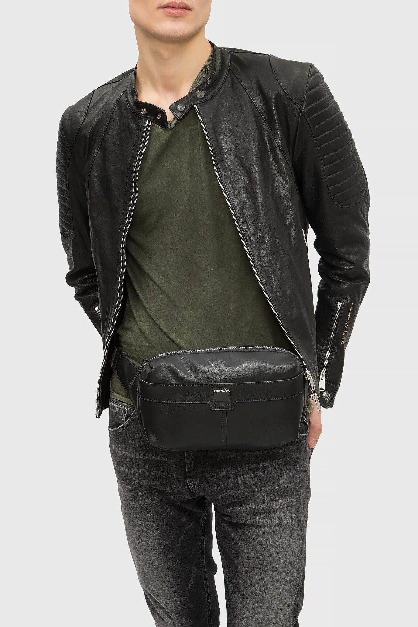 Сумка мужская луи louis vuitton. Кожаная куртка барсетка и часы. Сумка brialdi benton. Мужчина в кожаной куртке. Сумка мужская лци витон.