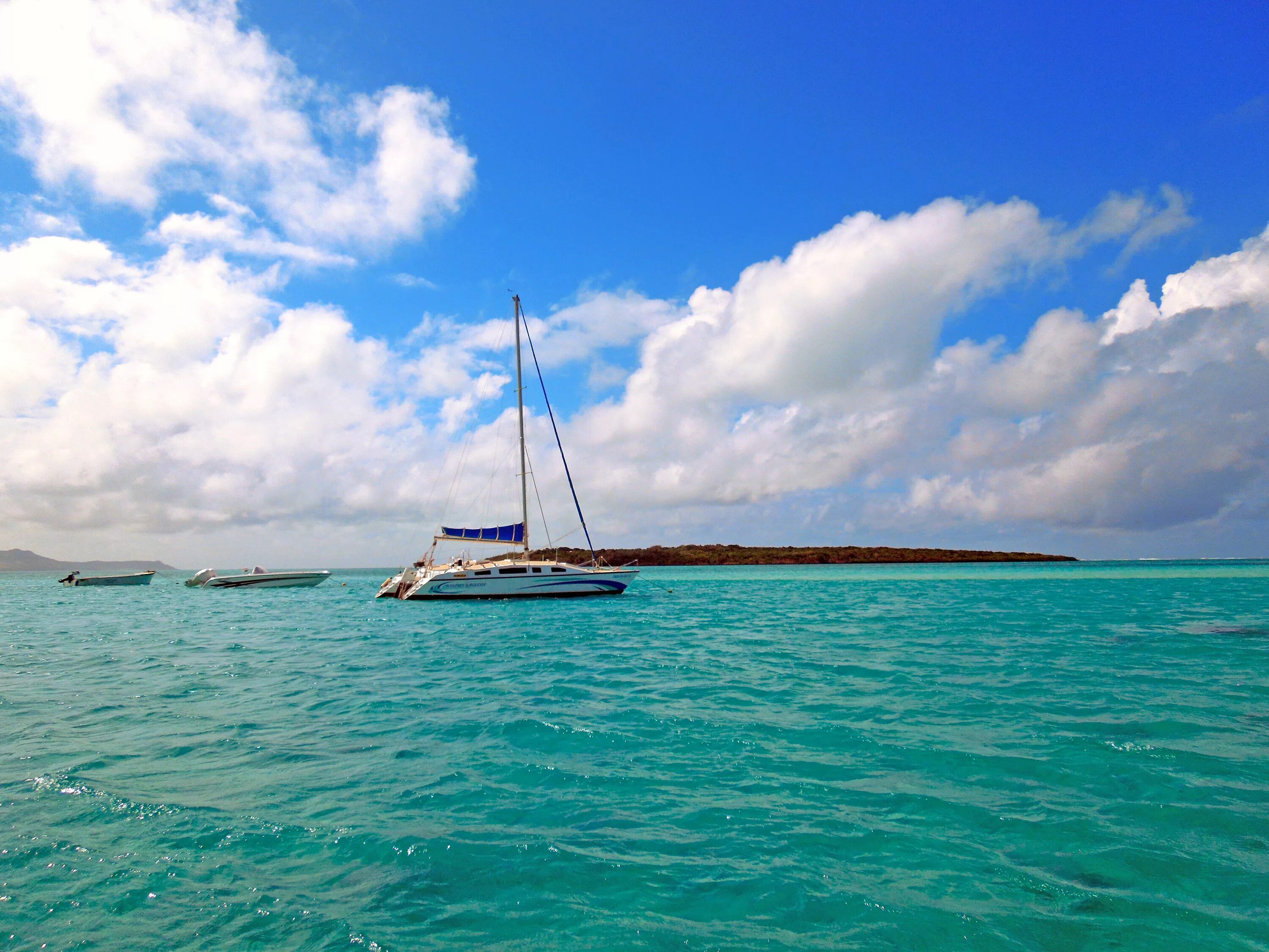 Boat island. Яхта в море. Море остров яхта. Маврикий лодка. Маврикий яхта.