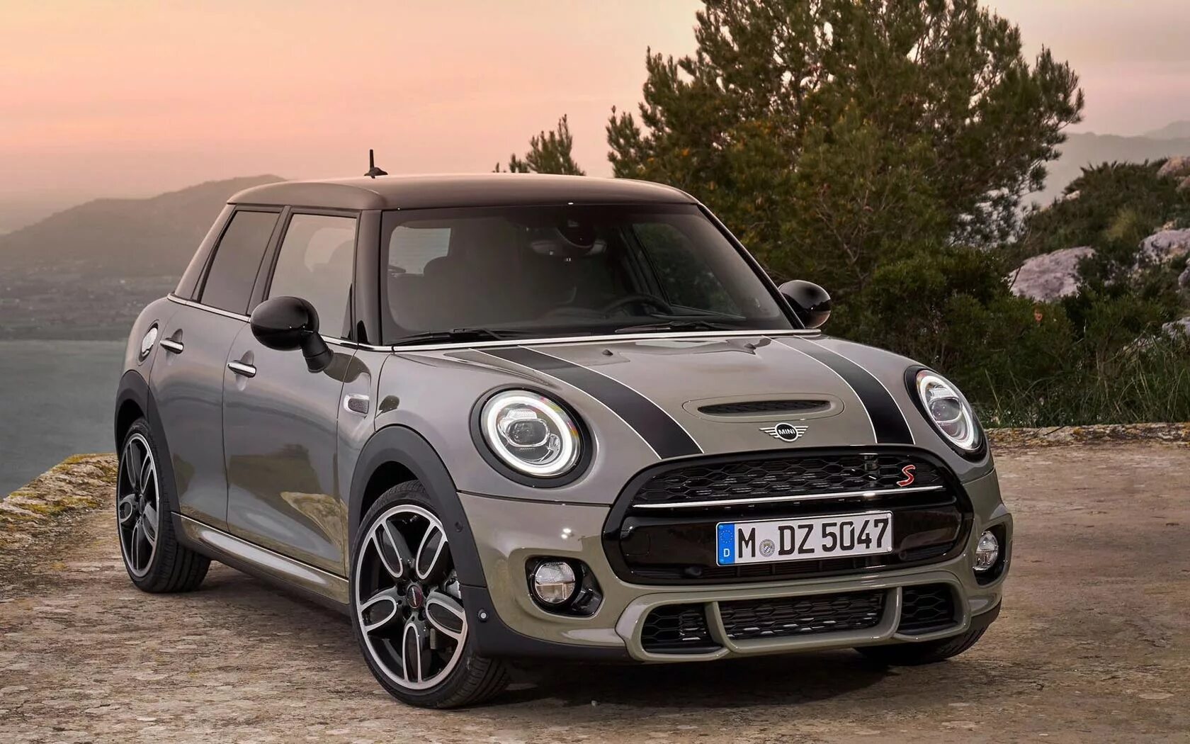 Mini cooper отзывы. Mini Cooper s 2020. Мини Купер 2019. Новый мини Купер 2020. Mini Cooper s 5-Door (2019)..