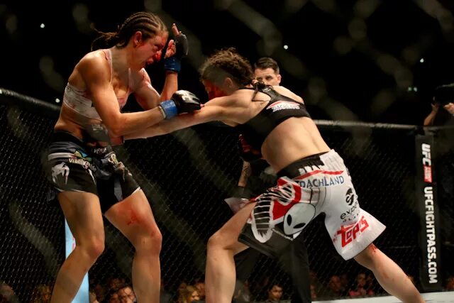 Бой женщина 4. Самый Кровавый женский бой в юфс. Риччи UFC 286 Penne.