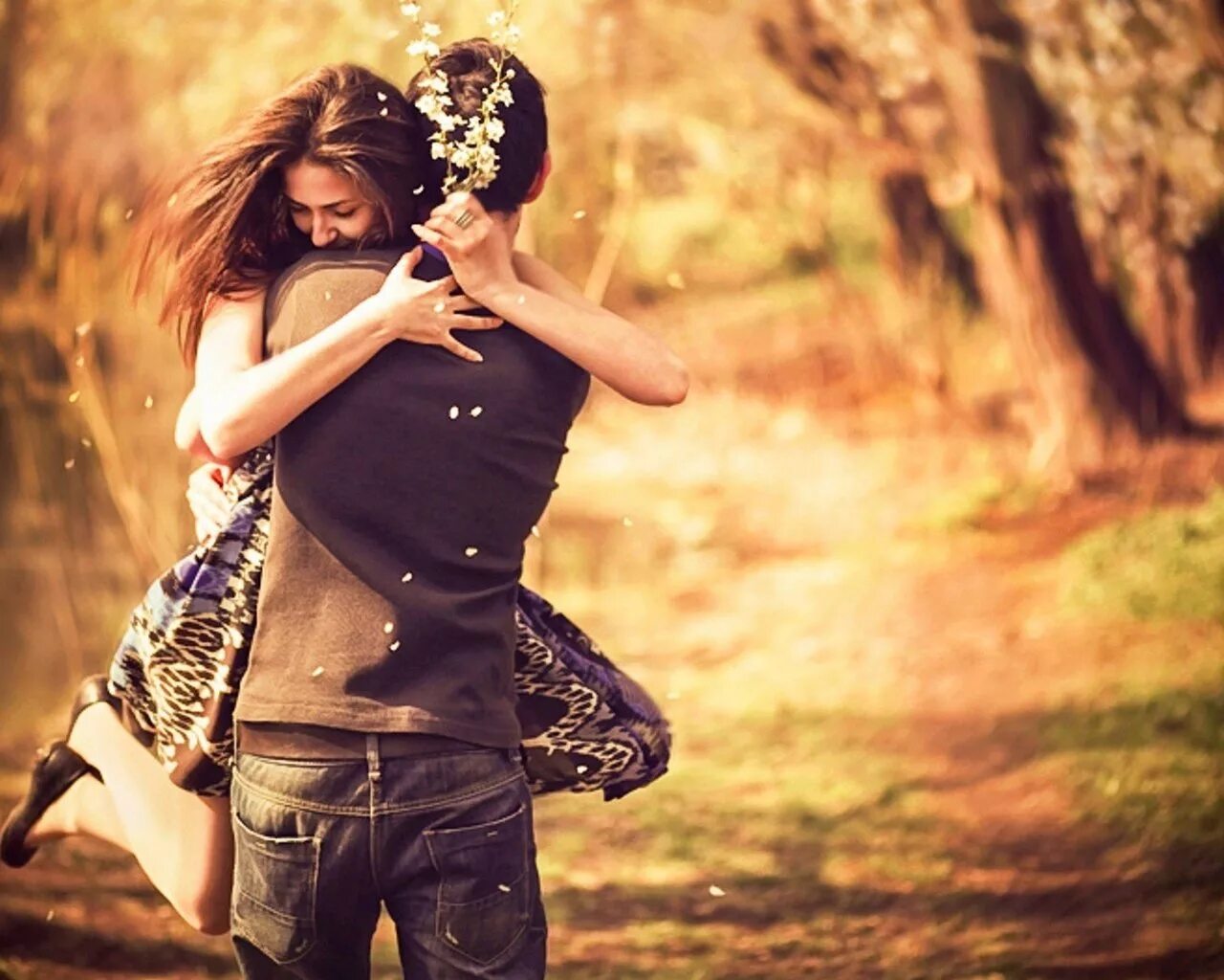 Любите и будьте любимы. Парень и девушка обнимаются. Любовь на небесах. Мужчина и женщина нежность. Твоя любимая девчонка.