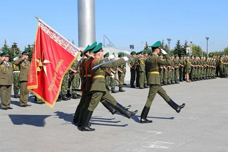 Знамена выносятся. Вынос боевого Знамени части. Вынос Знамени воинской части. Боевое Знамя присяга. Боевое Знамя РБ.