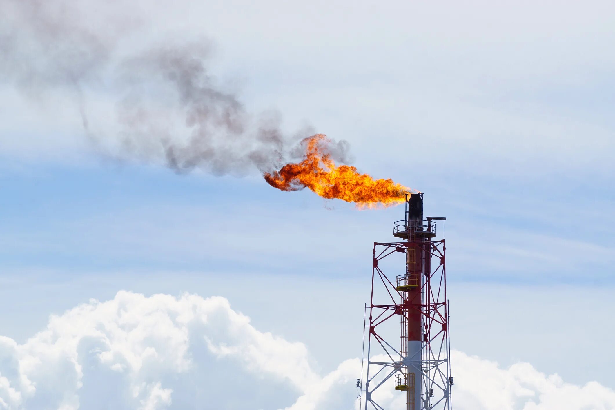 Факелы сжигания попутного газа. Факел сжигания попутного газа. Попутный нефтяной ГАЗ. Попутный ГАЗ добыча. Природный ГАЗ.