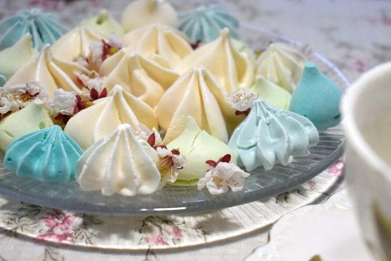 Меренга рецепт с фото. Безе меренги. Безе, меренга — Meringue. Печенье воздушное меренги. Пирожное воздушное безе меренга.