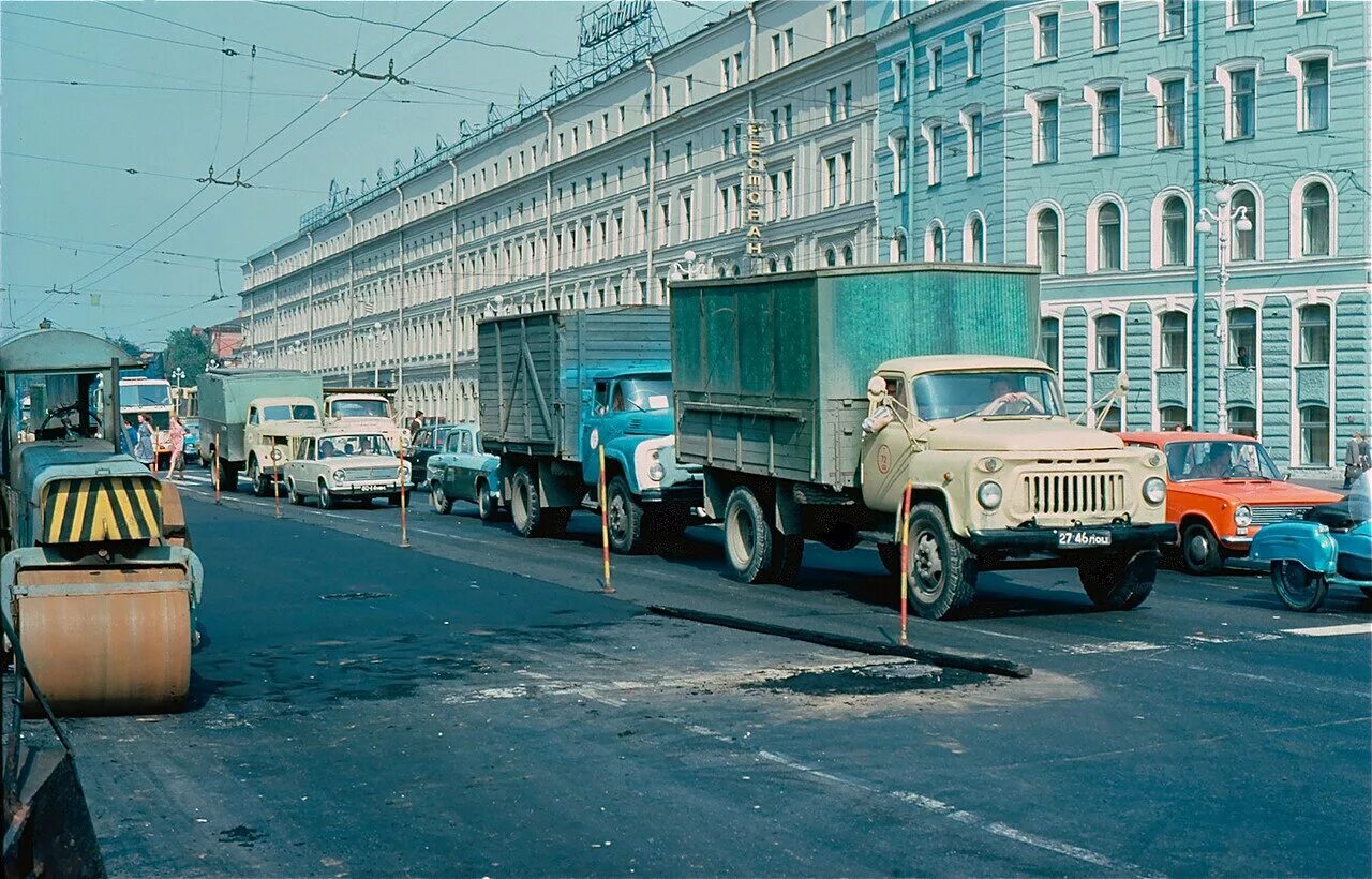 Россия в 50 70 годы. ЗИЛ 130 Ленинград 1950. Автострада ССР. ЗИЛ В 80-Е годы. Ленинград 1981 год.