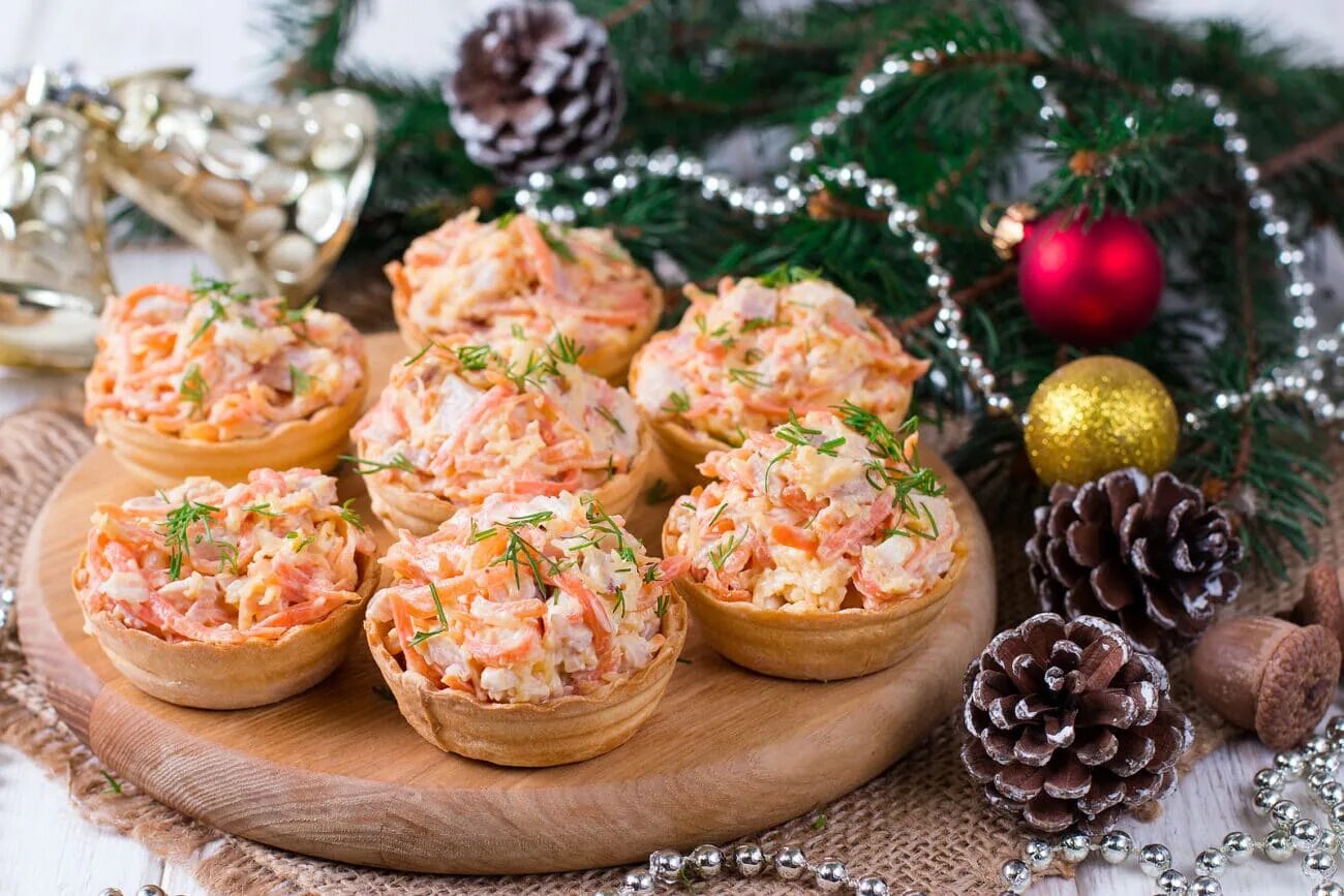 Салат в тарталетках «новогодний сувенир». Тарталетки с корейской морковью и салями. Тарталеткинв новый год. Закукуски на новый год.