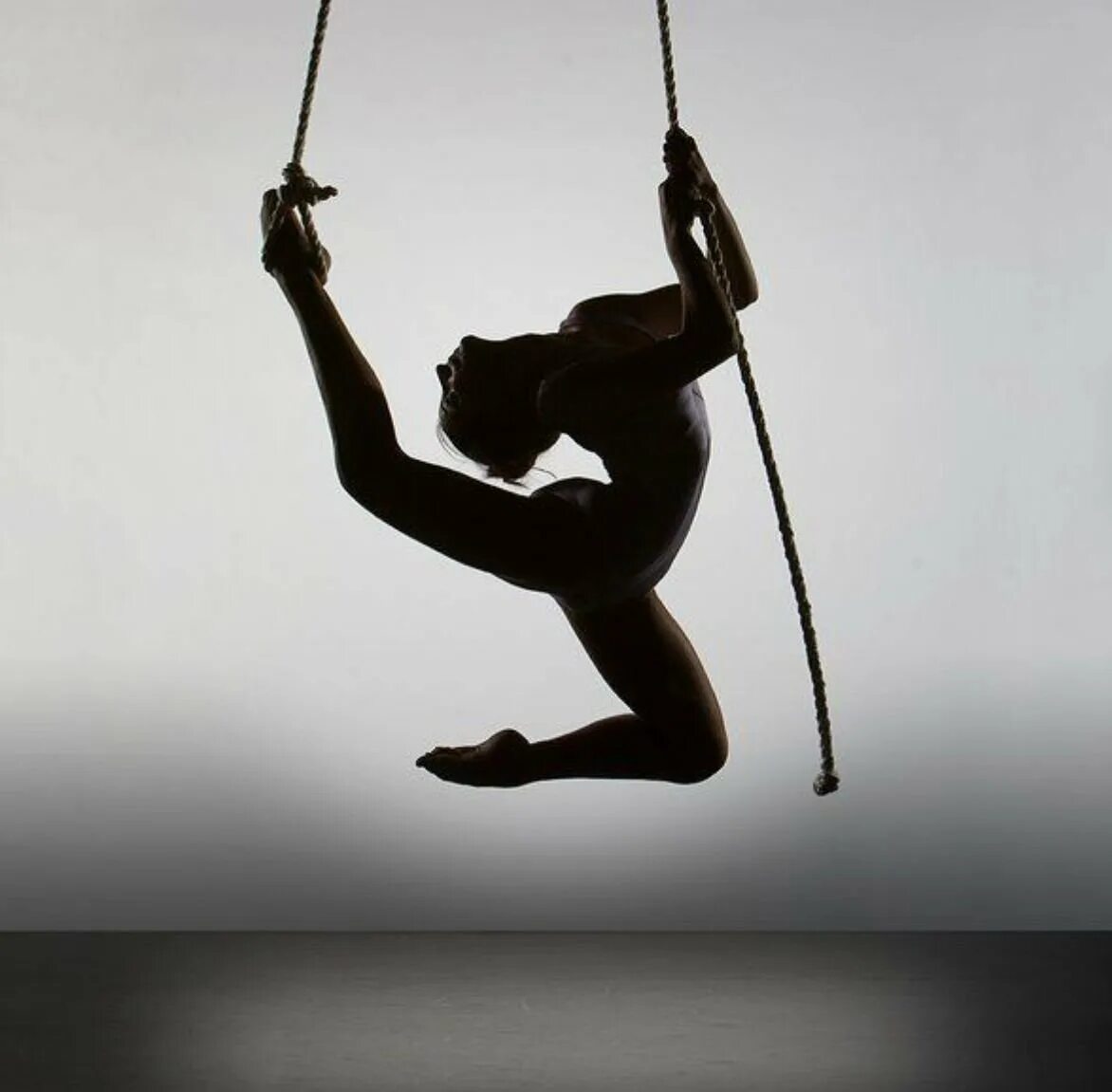 Воздушная гимнастика на полотнах. Воздушные гимнасты на канате. Воздушная акробатика на полотнах. Йога на полотнах. Воздушные гимнасты на канате.