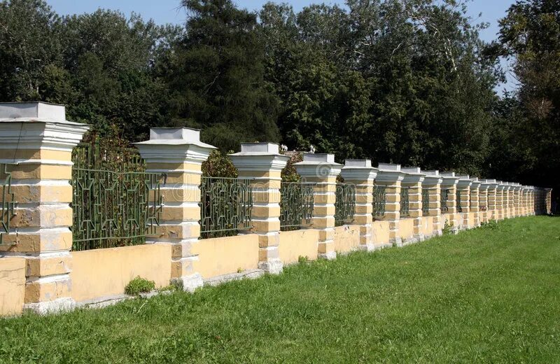 Забор усадьба. Бетонный столб. Забор с деревянной обрешеткой. Заборы усадеб москвы и петербургаз. Кусково ограда.