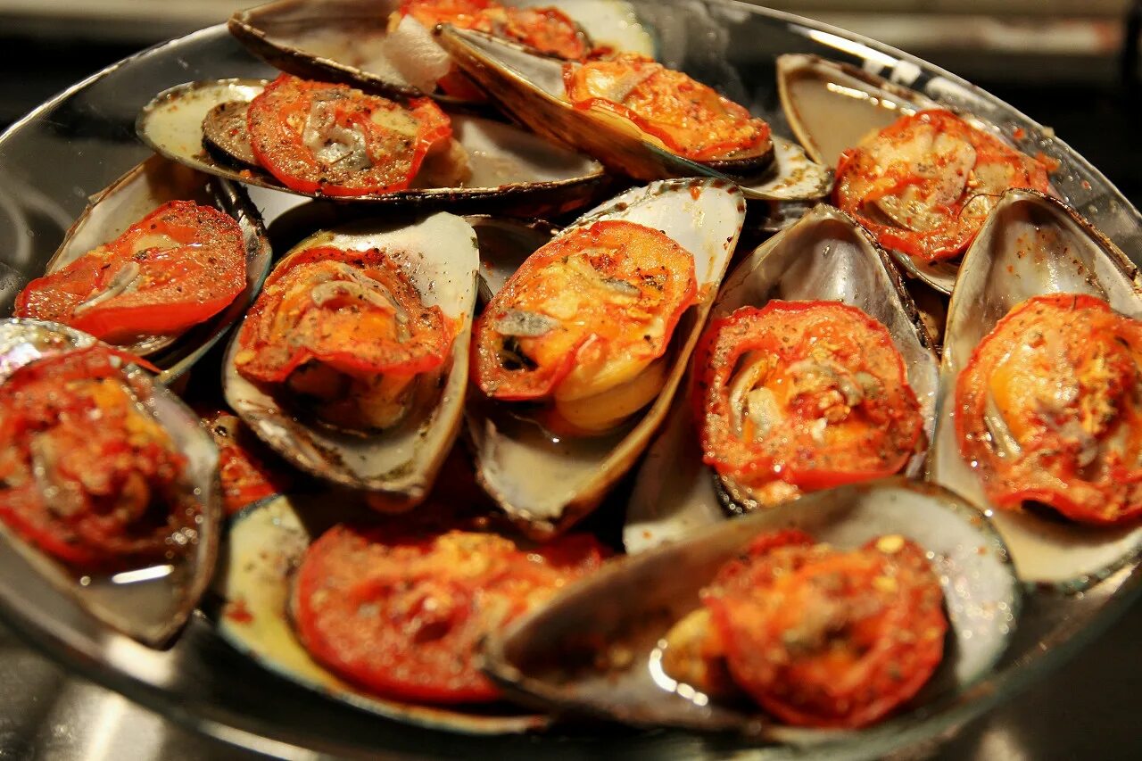 Салат с морепродуктами и сыром. Салат руккола с мидиями. Мидии с помидорами и сыром. Руккола мидии. Салат айсберг мидии помидоры.