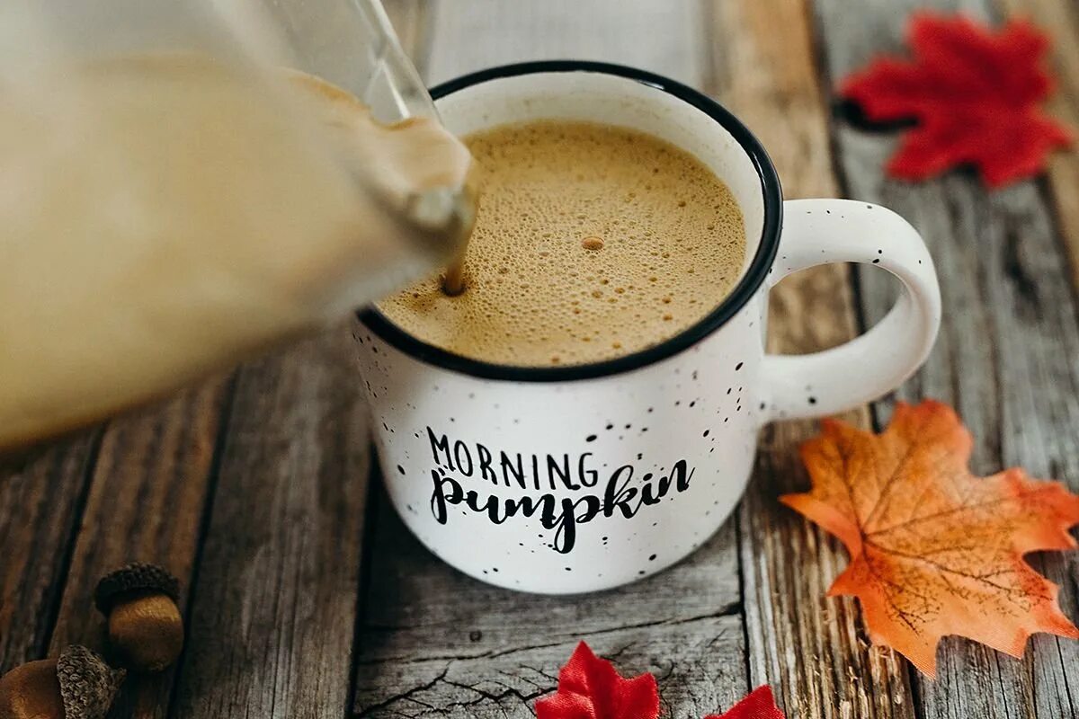 Утро картинки осенние необычные. Доброе утро осень. Доброе осеннее утро. Осенний день кофе. Пятница утро осень кофе.