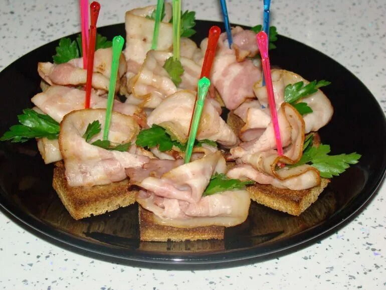 бутерброды с бородинским хлебом и селедкой.