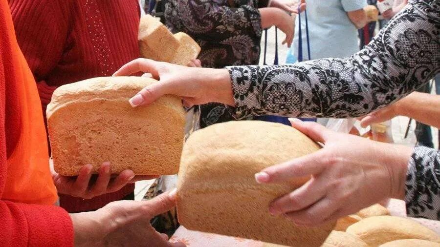 американцы раздают пирожки на донбассе. в чернигове раздают хлеб. в чернигове раздают хлеб. раздают хлеб. в чернигове раздают хлеб.