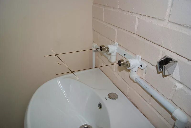 Краны в ванной в стену