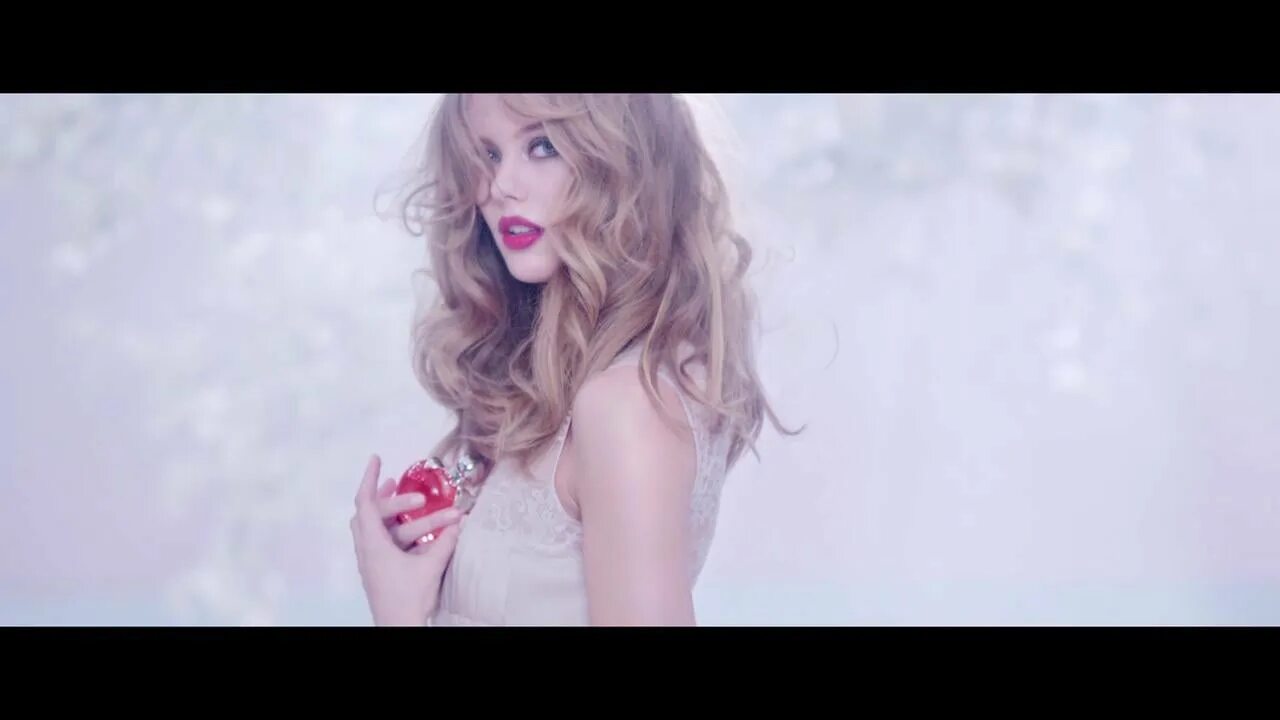 Nina et le secret du herisson. Nina Ricci Advert.