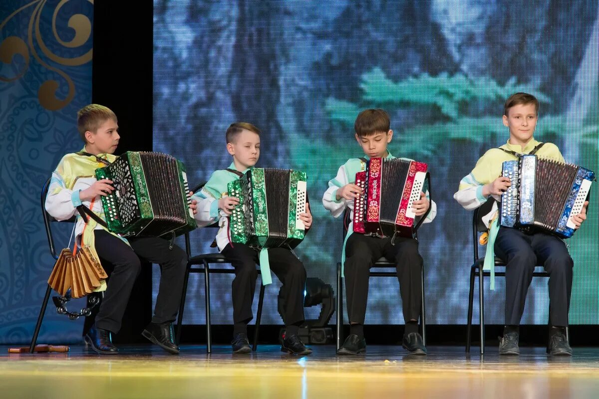 Малые ансамбли. Курск школа дши 9 денис андреевич гармонист. Ансамбль казачья вольница ставрополь. Детский фольклорный ансамбль. Малые ансамбли.
