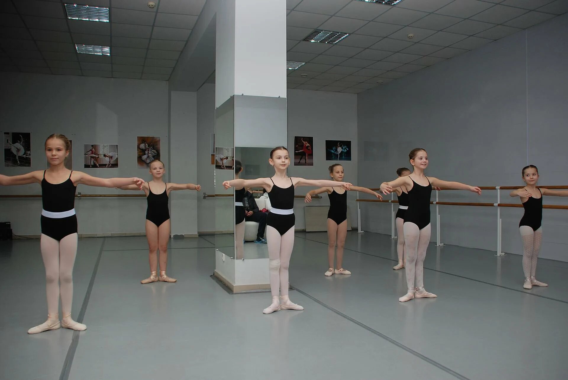 Студия танцев балета. Балетная студия dancesecret. классическая хореография для детей. занятия в балетном классе. классический танец дети.