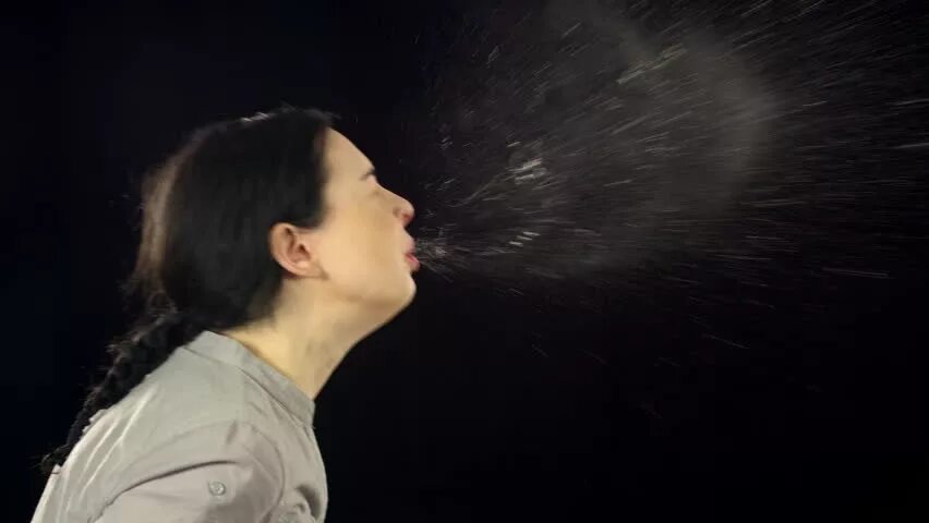 Крупным планом замедленная съемка. Замедленная съемка. чих в замедленной съемке человека. чихнуть с закрытыми глазами. слоу моушен.