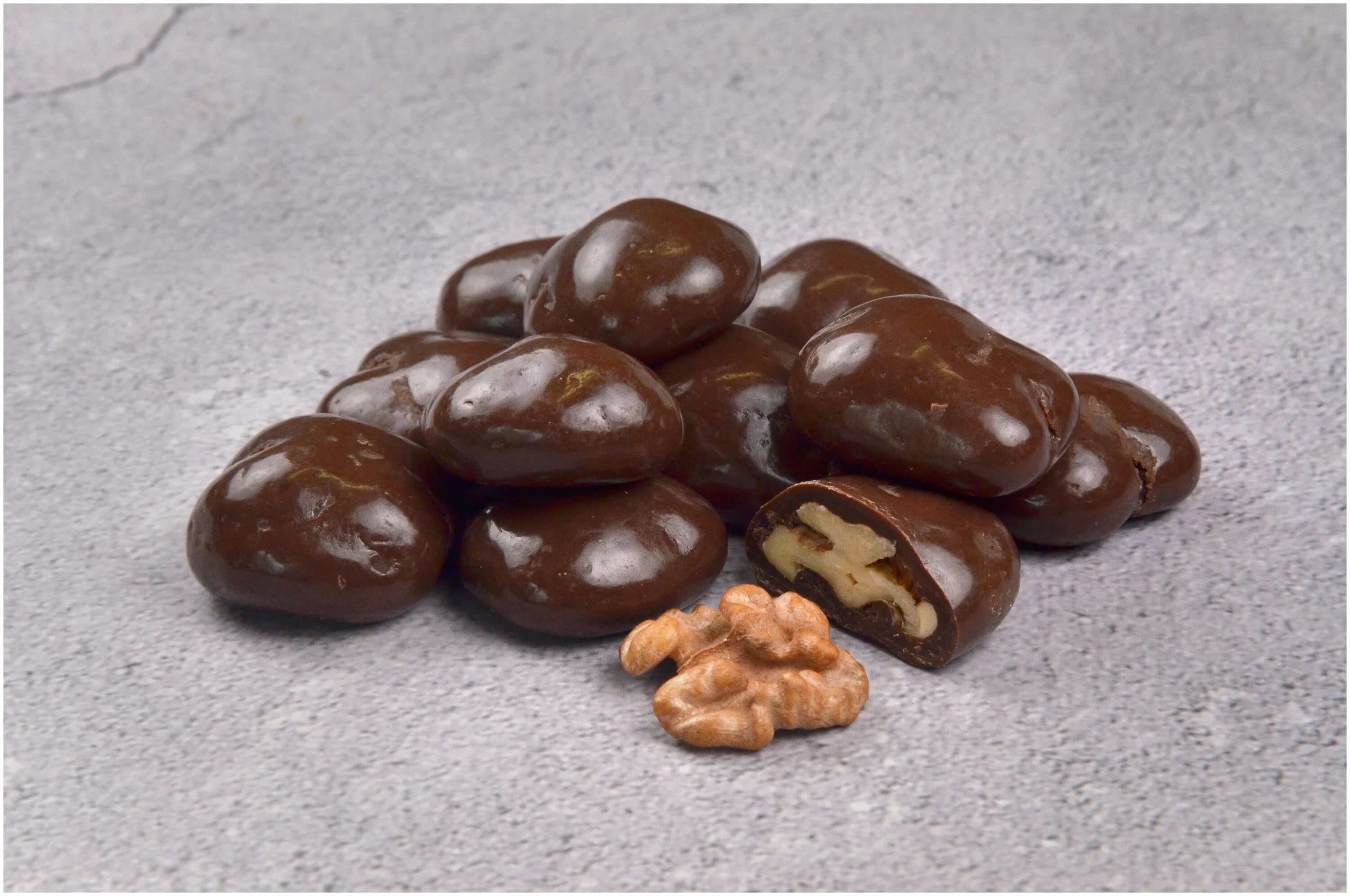 драже «кешью в молочном щоколаде» chikalab. кешью енгоклари. круглые шоколадные конфеты. драже фундук в шоколаде. драже миларичи фундук в молочном шоколаде.