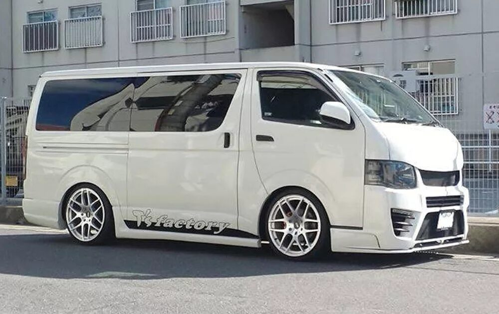 Toyota hiace 200 tuning. Тойота хайс тюнинг. Тойота хайс 2018. Тюнингованный тойота хайс. Тойота хайс тюнинг.